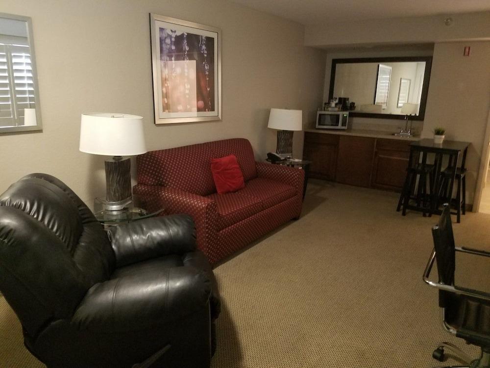 Ramada by Wyndham Tempe/At Arizona Mills Mall Bagian luar foto