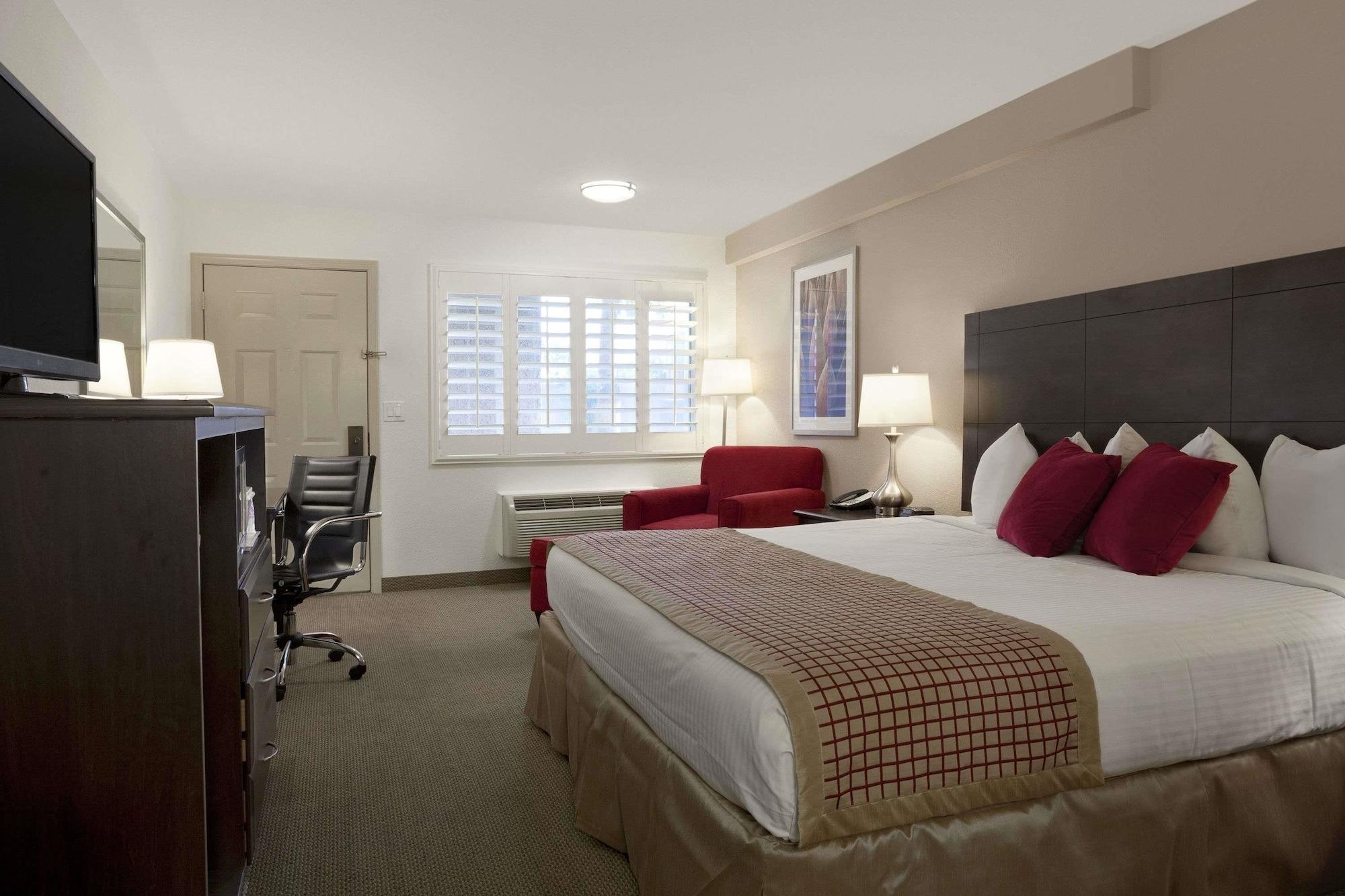 Ramada by Wyndham Tempe/At Arizona Mills Mall Bagian luar foto