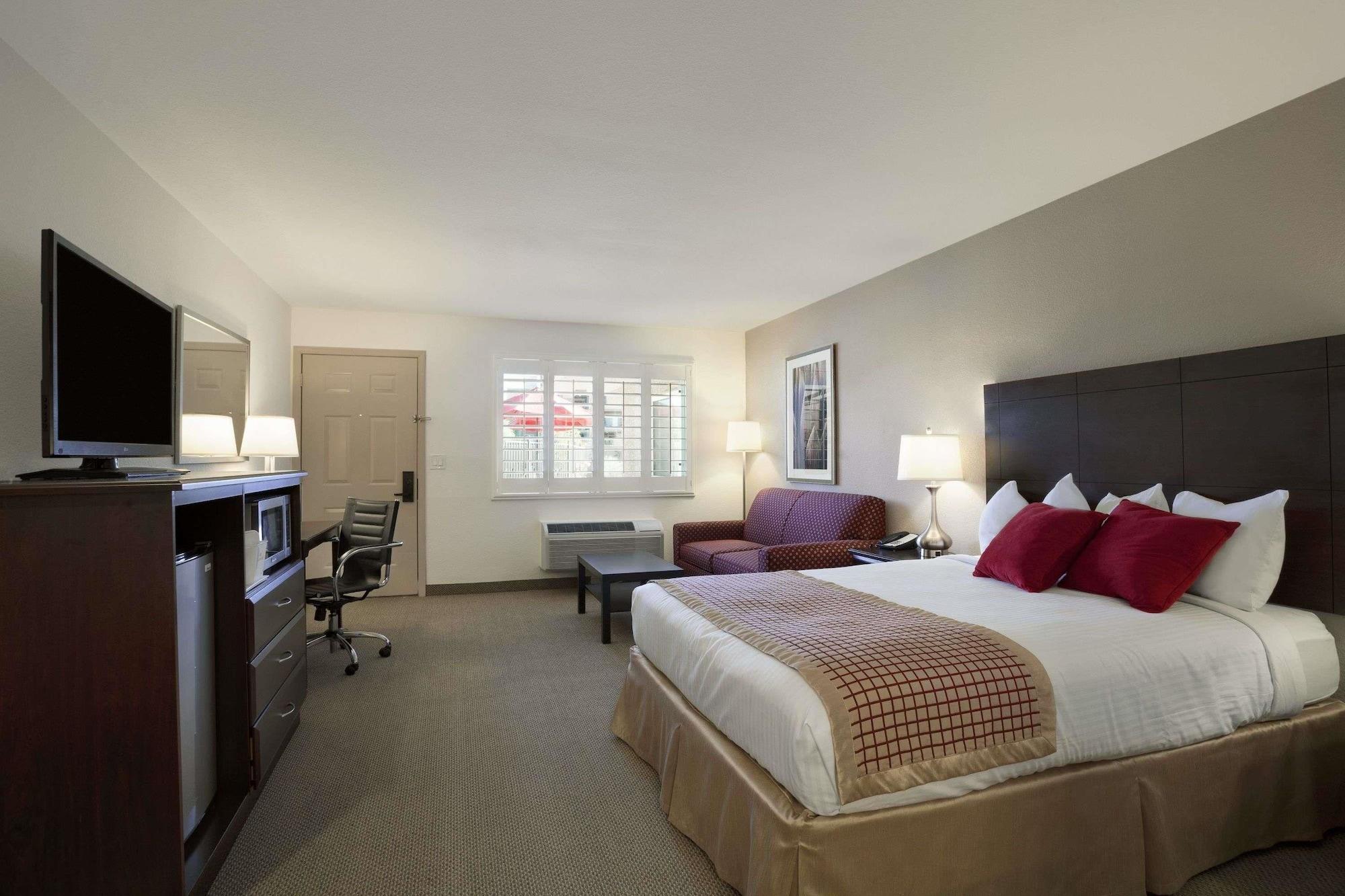 Ramada by Wyndham Tempe/At Arizona Mills Mall Bagian luar foto