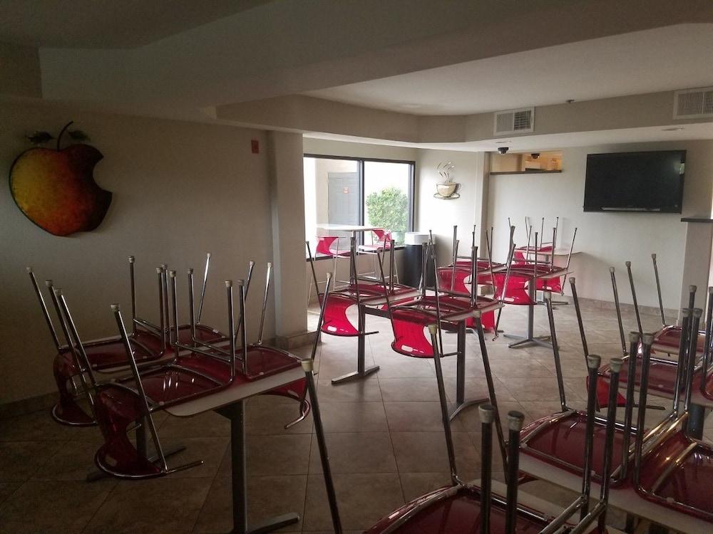 Ramada by Wyndham Tempe/At Arizona Mills Mall Bagian luar foto