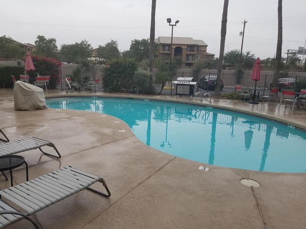 Ramada by Wyndham Tempe/At Arizona Mills Mall Bagian luar foto