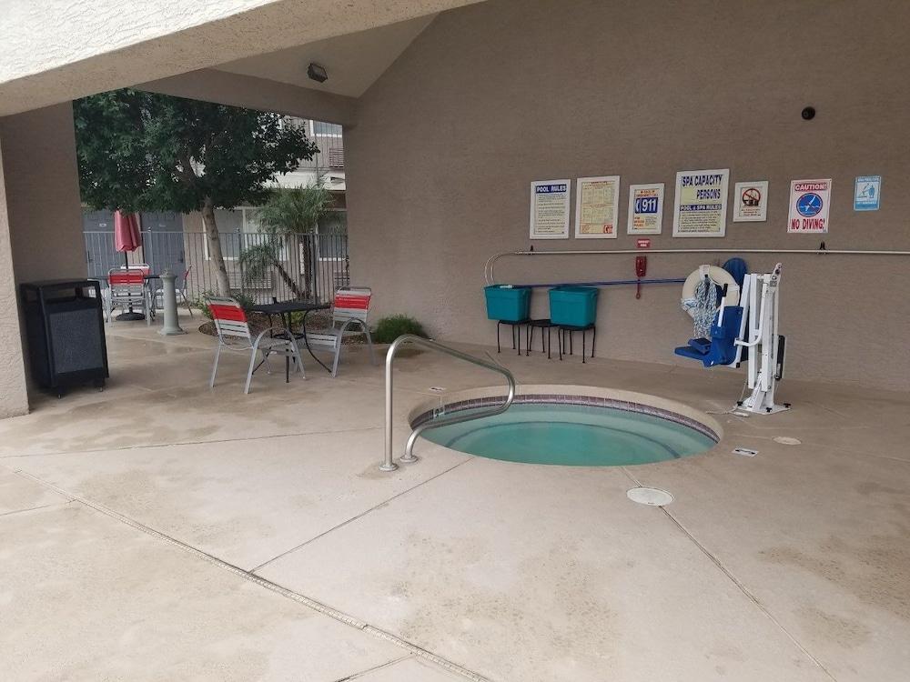 Ramada by Wyndham Tempe/At Arizona Mills Mall Bagian luar foto