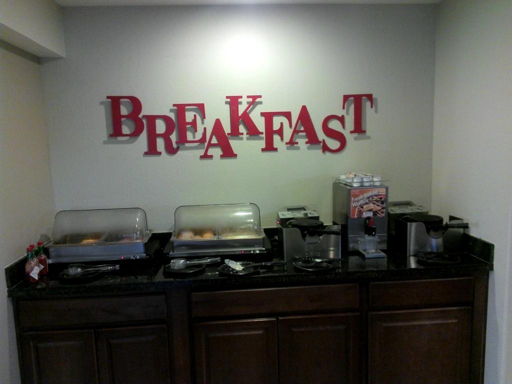 Ramada by Wyndham Tempe/At Arizona Mills Mall Bagian luar foto