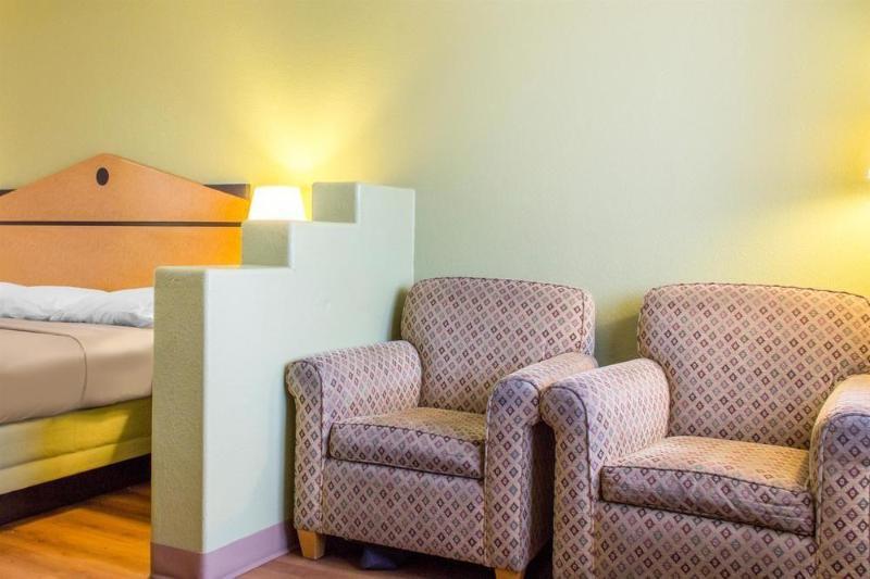 Ramada by Wyndham Tempe/At Arizona Mills Mall Bagian luar foto