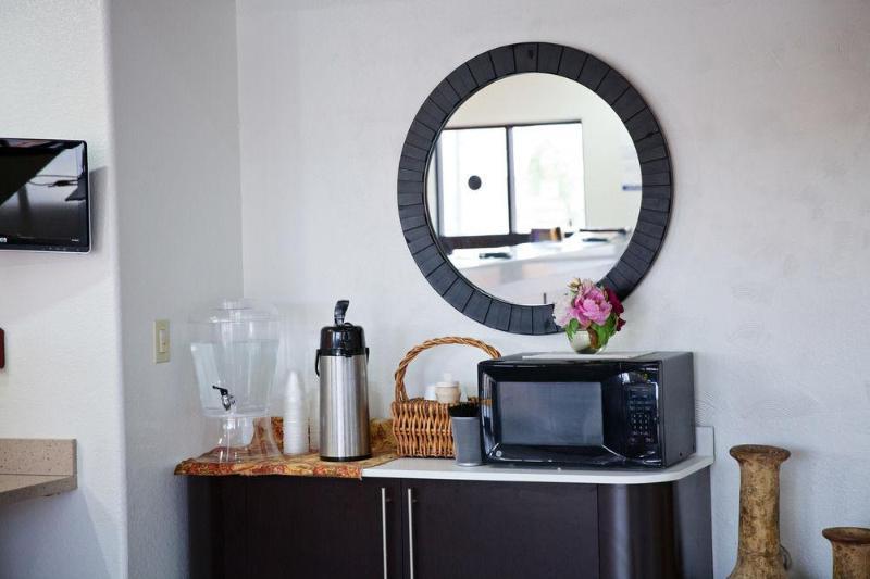 Ramada by Wyndham Tempe/At Arizona Mills Mall Bagian luar foto
