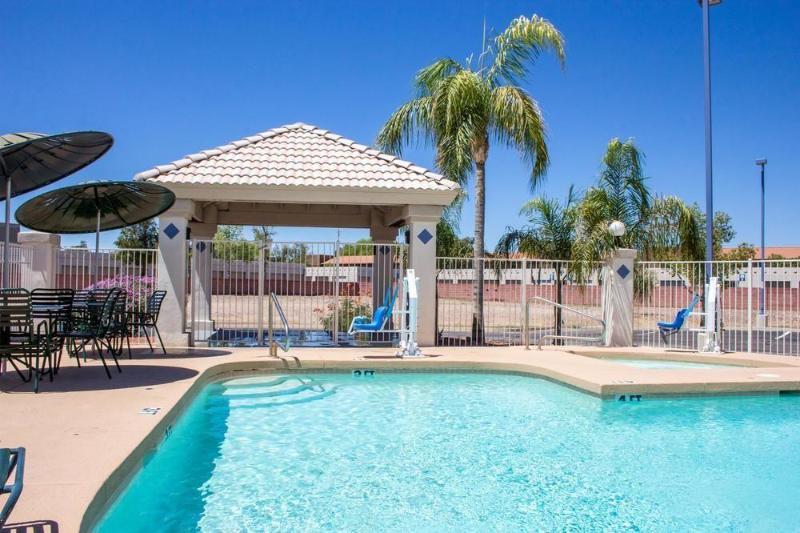 Ramada by Wyndham Tempe/At Arizona Mills Mall Bagian luar foto
