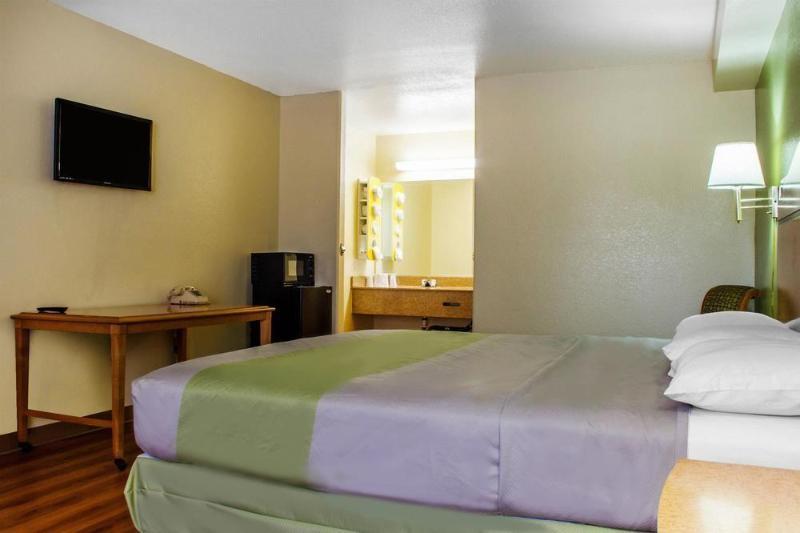 Ramada by Wyndham Tempe/At Arizona Mills Mall Bagian luar foto