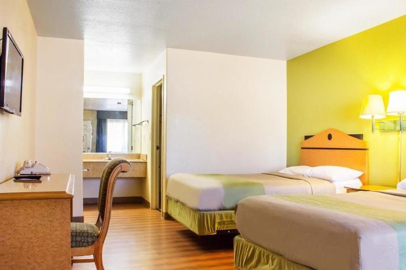 Ramada by Wyndham Tempe/At Arizona Mills Mall Bagian luar foto