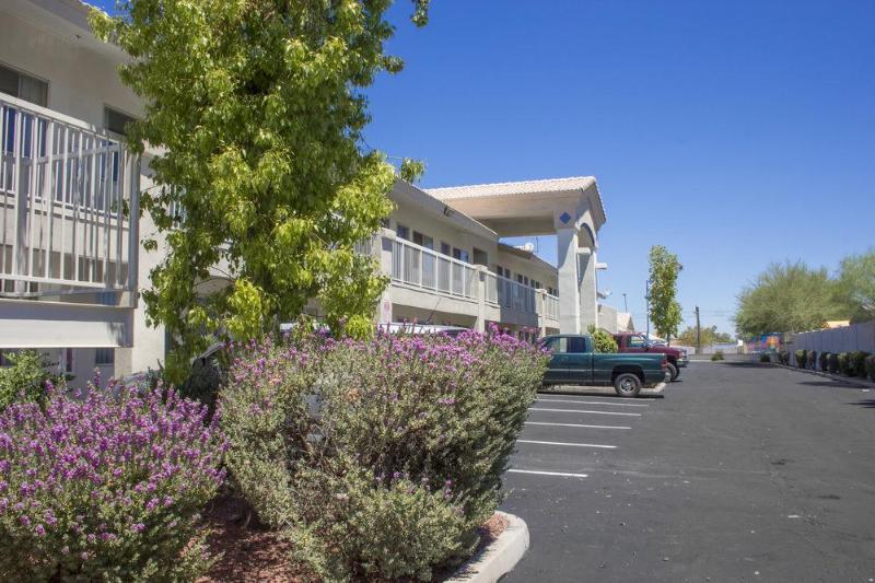 Ramada by Wyndham Tempe/At Arizona Mills Mall Bagian luar foto