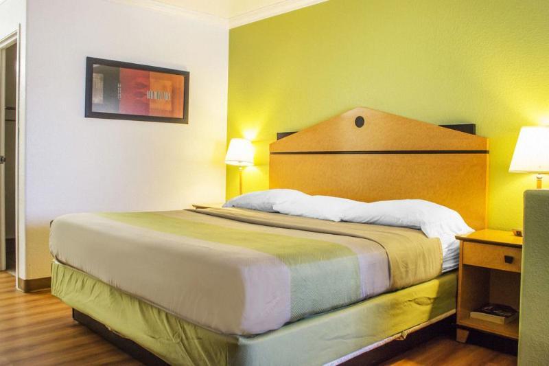 Ramada by Wyndham Tempe/At Arizona Mills Mall Bagian luar foto