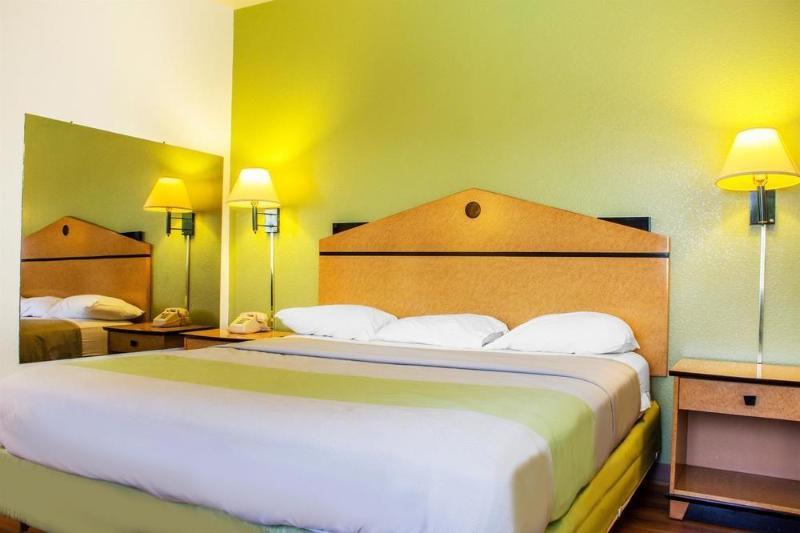 Ramada by Wyndham Tempe/At Arizona Mills Mall Bagian luar foto