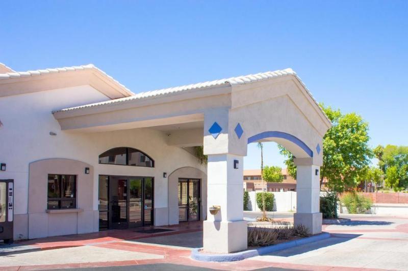 Ramada by Wyndham Tempe/At Arizona Mills Mall Bagian luar foto