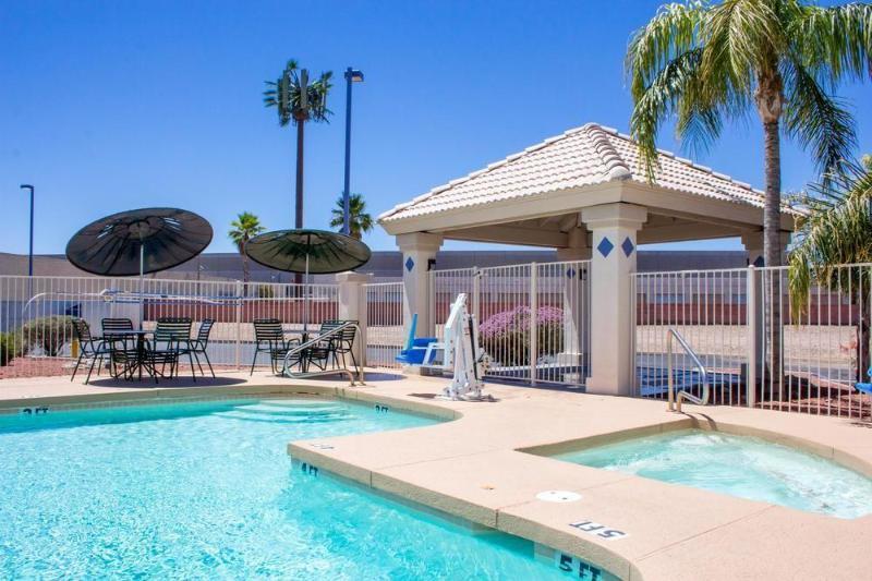 Ramada by Wyndham Tempe/At Arizona Mills Mall Bagian luar foto