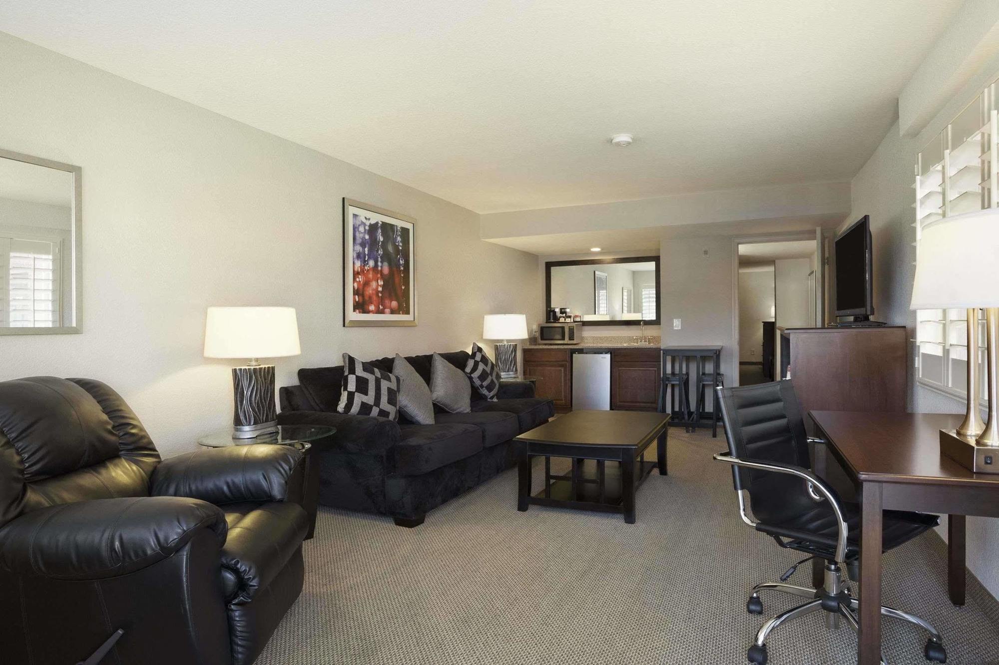 Ramada by Wyndham Tempe/At Arizona Mills Mall Bagian luar foto