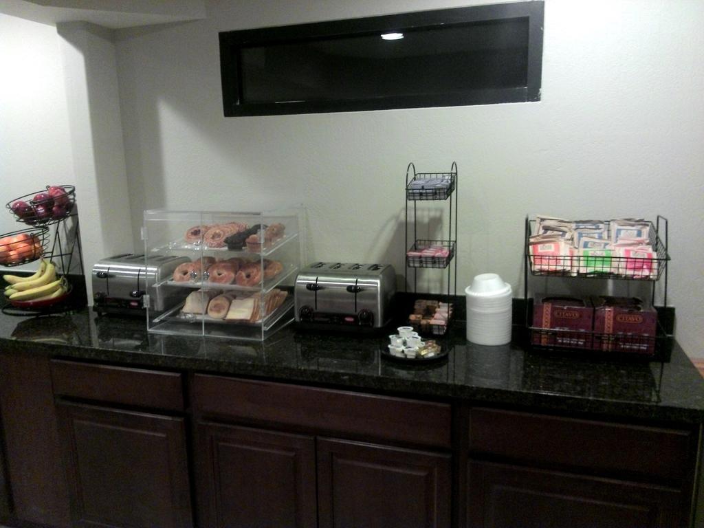 Ramada by Wyndham Tempe/At Arizona Mills Mall Bagian luar foto
