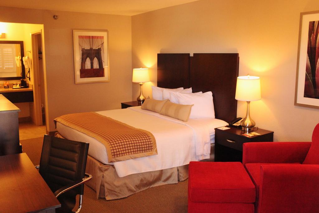 Ramada by Wyndham Tempe/At Arizona Mills Mall Bagian luar foto