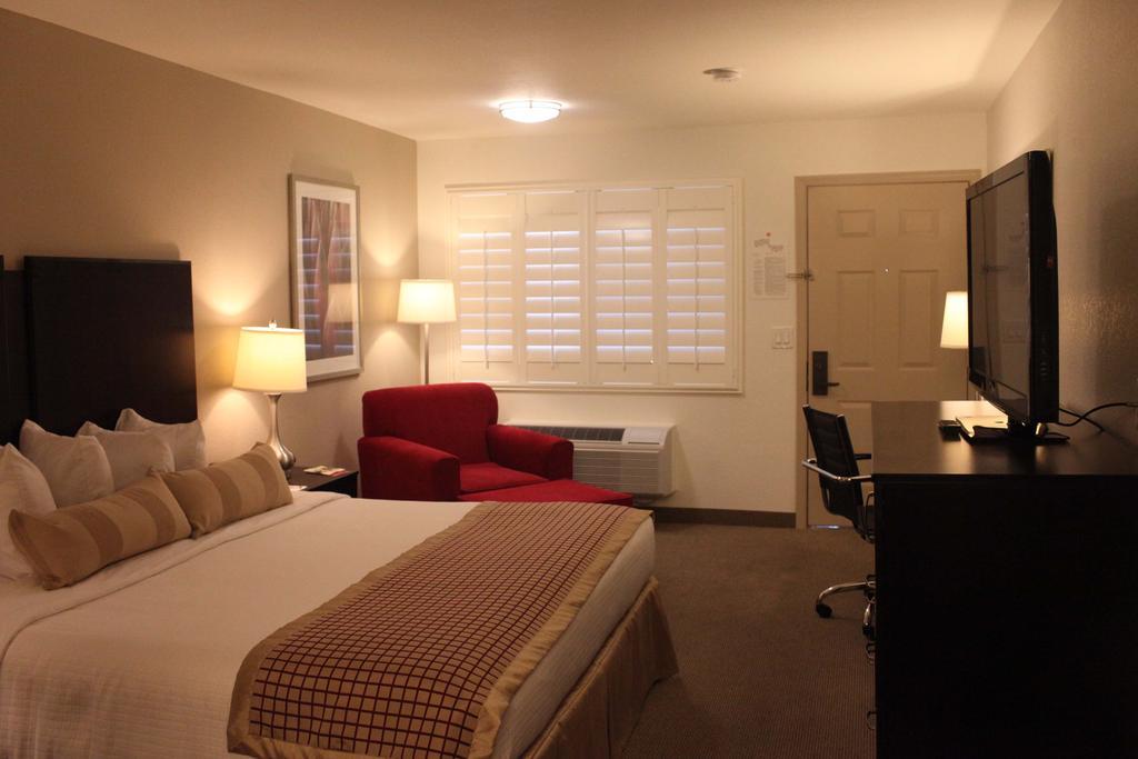 Ramada by Wyndham Tempe/At Arizona Mills Mall Bagian luar foto