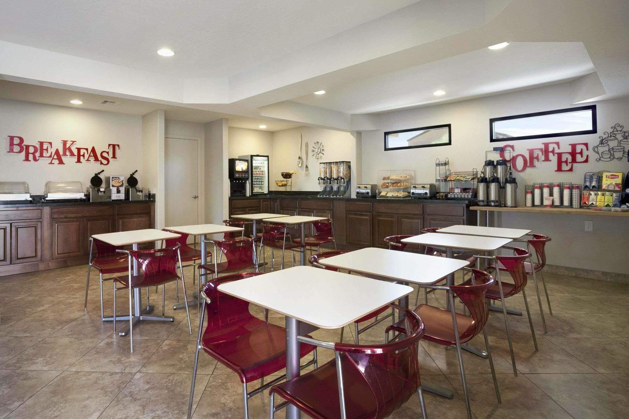 Ramada by Wyndham Tempe/At Arizona Mills Mall Bagian luar foto