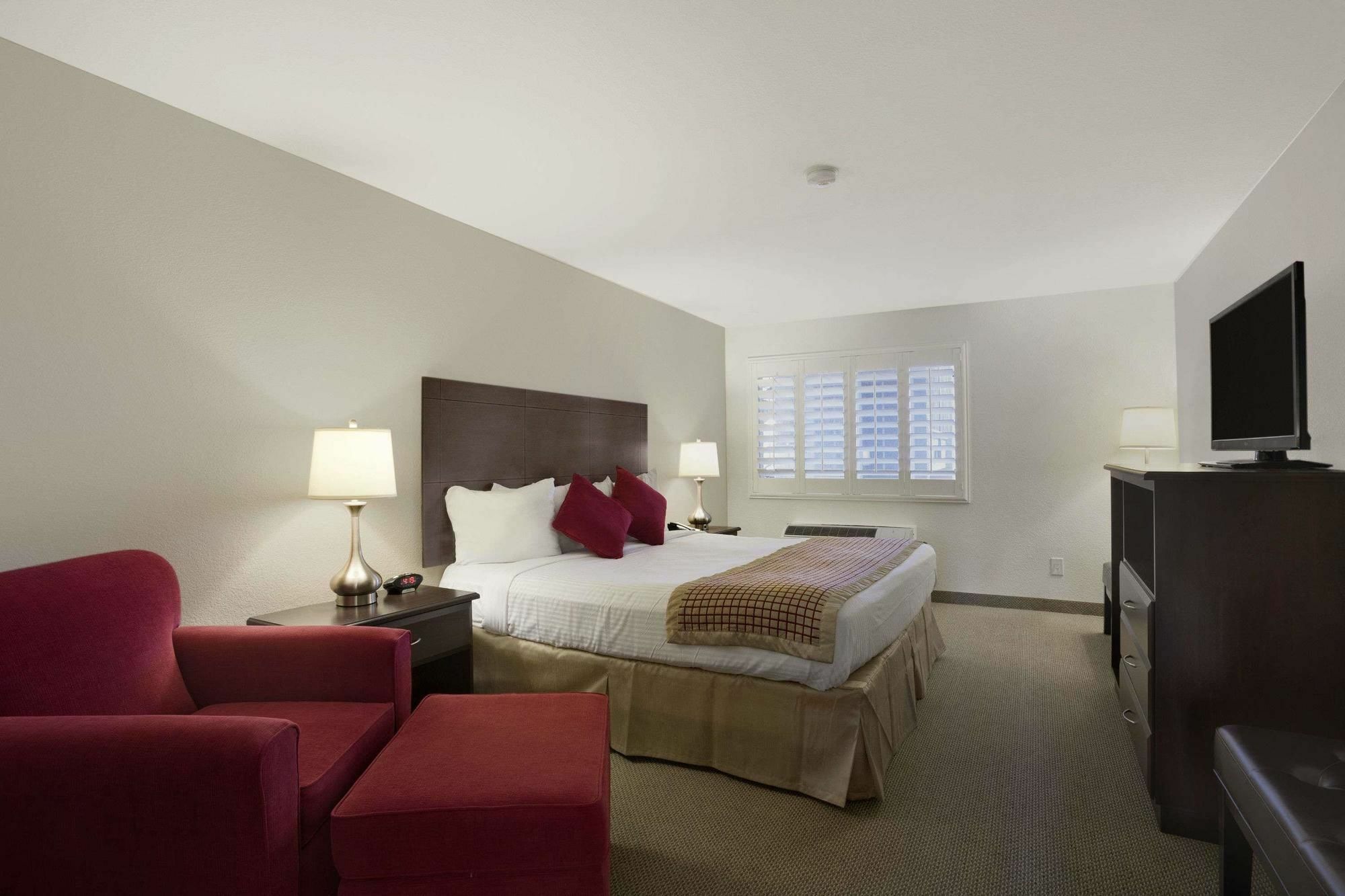 Ramada by Wyndham Tempe/At Arizona Mills Mall Bagian luar foto